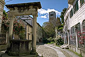 Lago d'Orta, Cusio. L'isola di S. Giulio. La piccola piazza ai piedi dell'abbazia. 